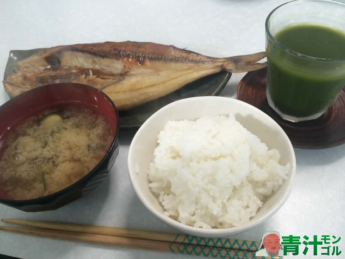 日本の伝統的な朝食と青汁